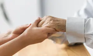 Deux mains se serrent, symbolisant la mise sous protection d'une personne âgée. Un geste de tendresse et de soutien.