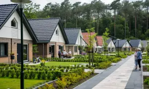 Un village de maisons individuelles pour seniors, avec des résidents profitant de l'extérieur.