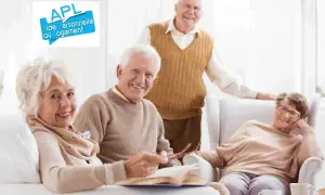 Quatre seniors souriants discutent autour d'un livre. Le logo APL "Aide Personnelle au Logement" suggère une aide pour le montant APL en EHPAD.