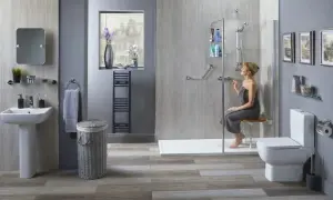 Salle de bain adaptée pour seniors. Une femme utilise une douche avec siège, bénéficiant de l'aide gouvernementale pour une meilleure autonomie.