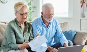 Couple âgé gérant leur compte bancaire, préoccupé par les finances, peut-être lié à l'alzheimer.