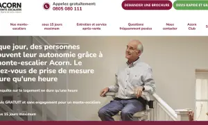 Un homme âgé sourit sur un monte-escalier Acorn, retrouvant son autonomie. Obtenez un devis gratuit pour votre monte-escalier.