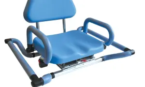 Siège de bain pivotant bleu avec accoudoirs et dossier, conçu pour faciliter l'accès à la douche. Ce siège de bain pivotant remboursé par sécu offre sécurité et confort.