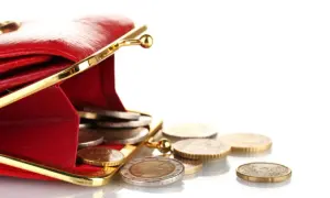 Portefeuille rouge ouvert avec des pièces tombant. Les ald inconvénients de la gestion de l'argent liquide.