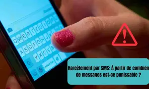 Main d'une personne tapant sur un clavier de smartphone. Un panneau d'avertissement rouge et un texte sur le harcèlement par SMS sont visibles.