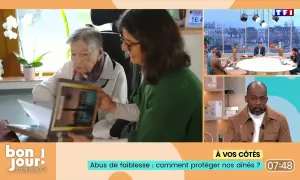 Une femme montre un album à une personne âgée, évoquant l'abus de faiblesse sur personne âgée et comment protéger nos aînés.