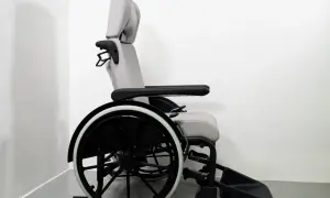 Fauteuil releveur électrique gris, remboursé par la sécurité sociale, pour un confort optimal et une aide à la mobilité.