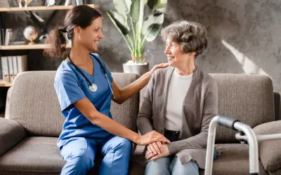 Aide-soignante réconfortant une patiente, évoquant les avantages fiscaux maladie parkinson.
