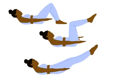 Femme effectuant un exercice bas du ventre, passant de la position assise jambes pliées à la position allongée jambes tendues.