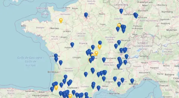 Carte de France avec des points bleus et jaunes. Idéal pour planifier votre thalasso et vérifier le remboursement mutuelle.