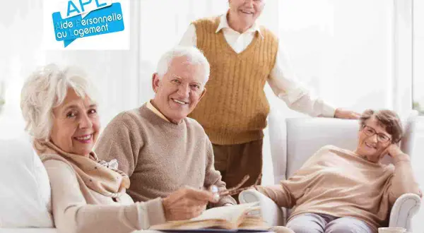 Quatre seniors souriants discutent autour d'un livre. Le logo APL "Aide Personnelle au Logement" suggère une aide pour le montant APL en EHPAD.