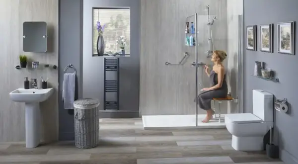 Salle de bain adaptée pour seniors. Une femme utilise une douche avec siège, bénéficiant de l'aide gouvernementale pour une meilleure autonomie.