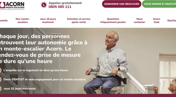 Un homme âgé sourit sur un monte-escalier Acorn, retrouvant son autonomie. Obtenez un devis gratuit pour votre monte-escalier.
