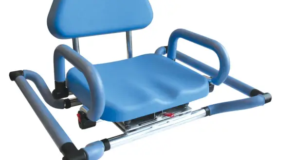Siège de bain pivotant bleu avec accoudoirs et dossier, conçu pour faciliter l'accès à la douche. Ce siège de bain pivotant remboursé par sécu offre sécurité et confort.