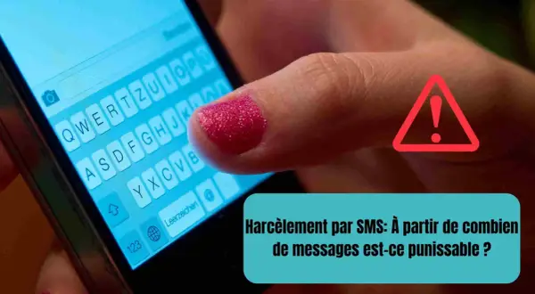 Main d'une personne tapant sur un clavier de smartphone. Un panneau d'avertissement rouge et un texte sur le harcèlement par SMS sont visibles.