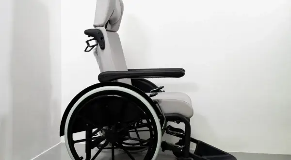 Fauteuil releveur électrique gris, remboursé par la sécurité sociale, pour un confort optimal et une aide à la mobilité.