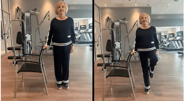 Une femme fait un exercice assis sur une chaise, puis se lève pour un exercice d'équilibre.