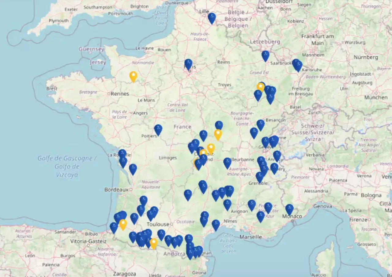 Carte de France avec des points bleus et jaunes. Idéal pour planifier votre thalasso et vérifier le remboursement mutuelle.