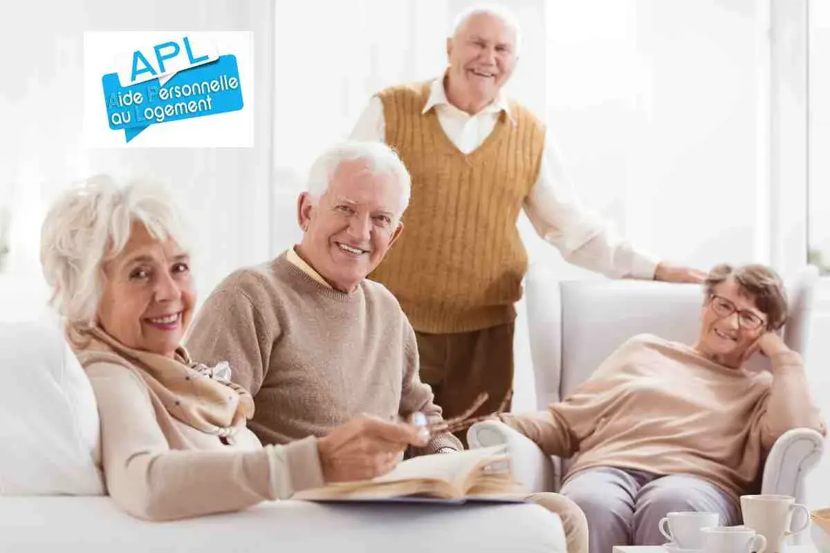 Quatre seniors souriants discutent autour d'un livre. Le logo APL "Aide Personnelle au Logement" suggère une aide pour le montant APL en EHPAD.