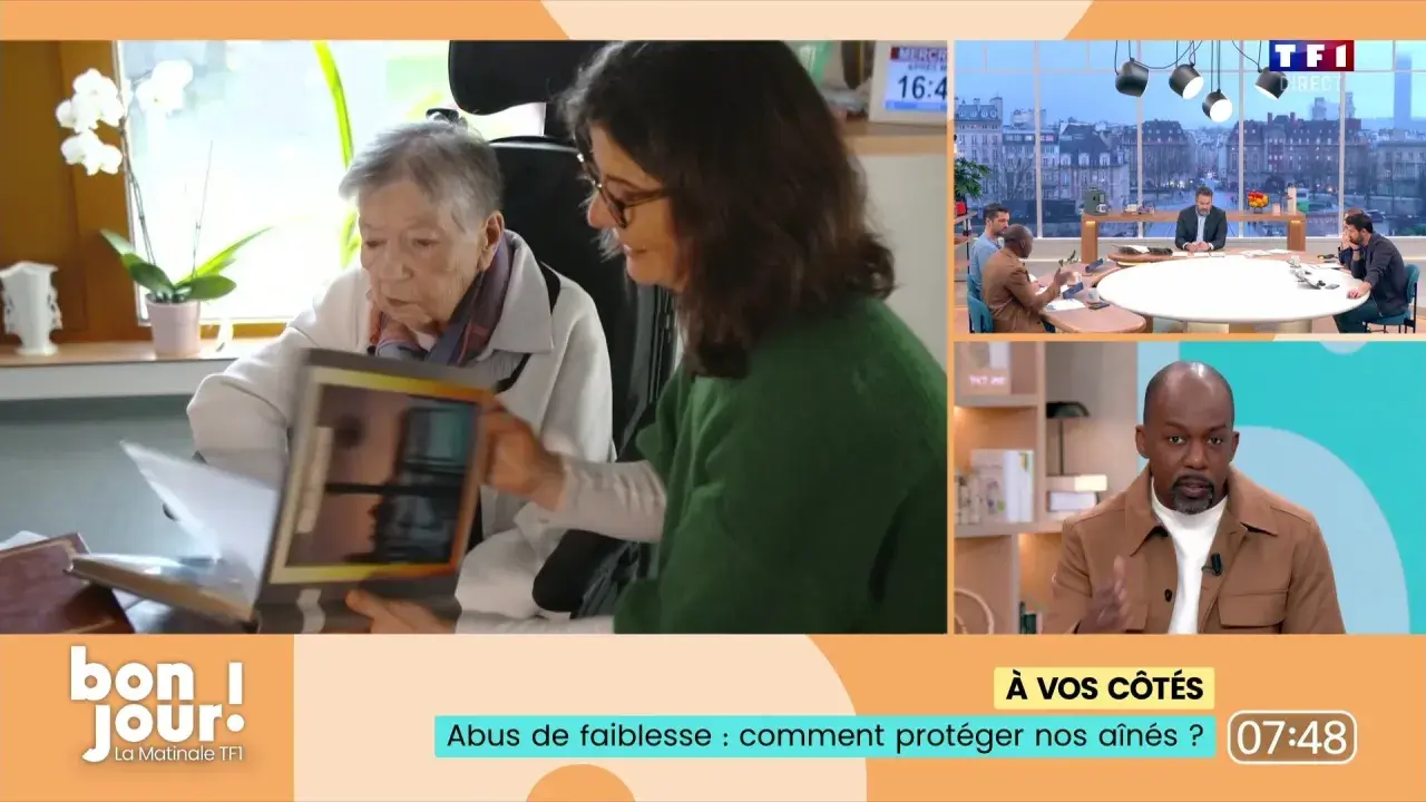 Une femme montre un album à une personne âgée, évoquant l'abus de faiblesse sur personne âgée et comment protéger nos aînés.