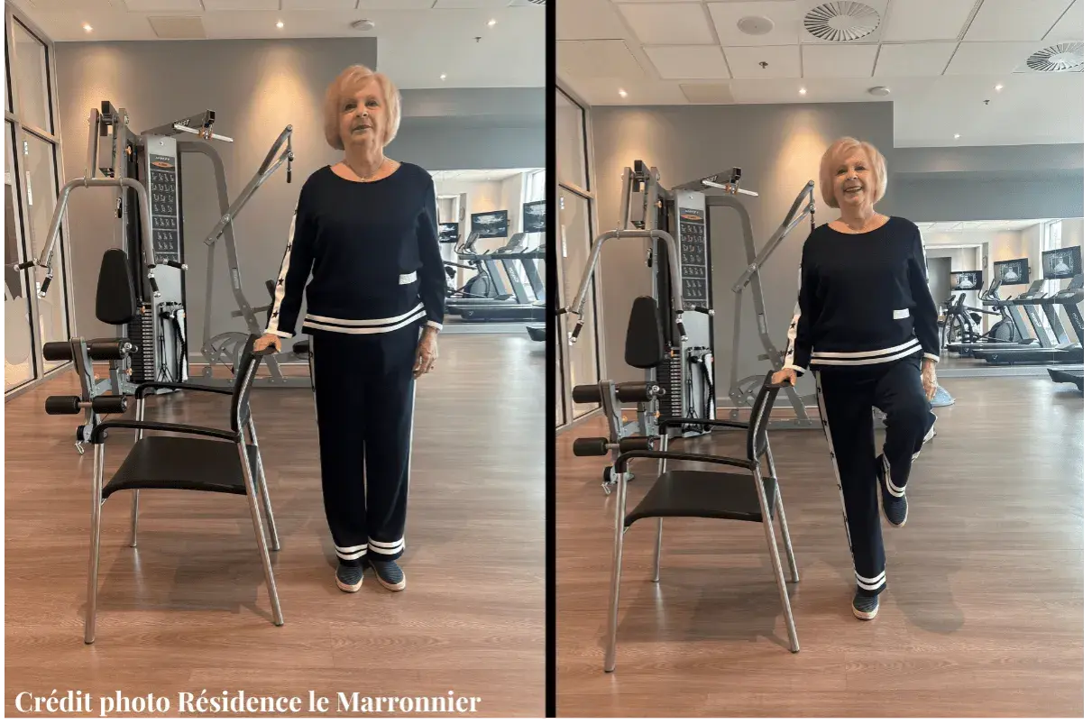Une femme fait un exercice assis sur une chaise, puis se lève pour un exercice d'équilibre.