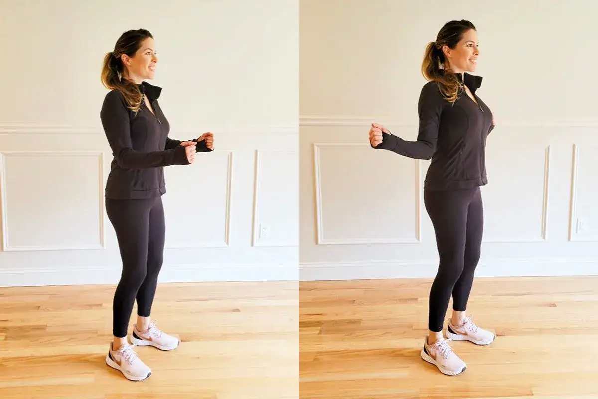 Femme en tenue de sport, bras pli&eacute;s, montrant comment muscler son dos en marchant.