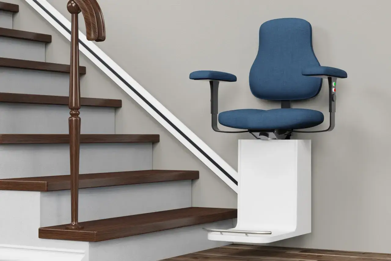 Fauteuil monte escalier bleu, solution pratique pour l'accessibilit&eacute;. D&eacute;couvrez le prix monte escalier pour votre domicile.