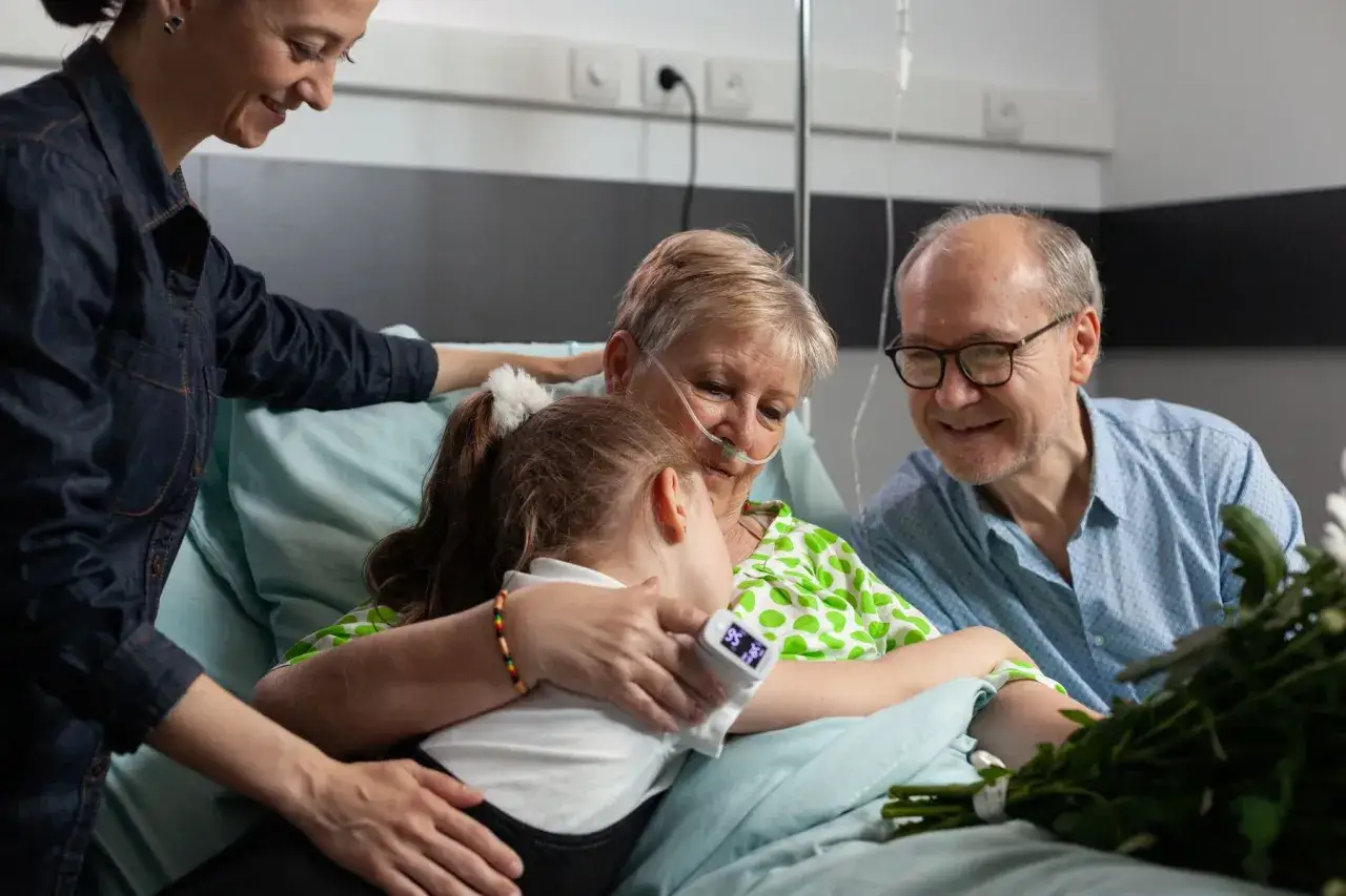 Une famille r&eacute;conforte une femme &acirc;g&eacute;e en soins palliatifs. L'espoir rena&icirc;t : peut-on sortir des soins palliatifs ?