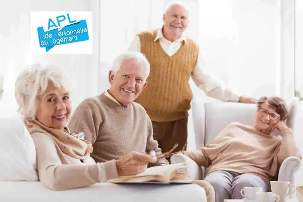 Quatre seniors souriants discutent autour d'un livre. Le logo APL "Aide Personnelle au Logement" suggère une aide pour le montant APL en EHPAD.