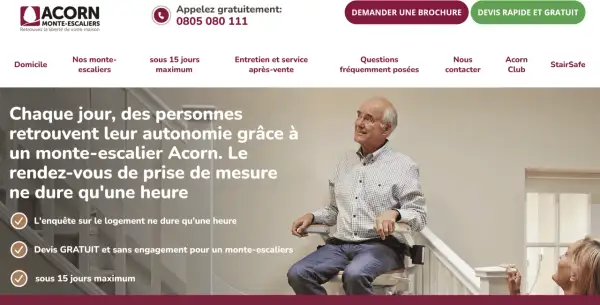 Un homme âgé sourit sur un monte-escalier Acorn, retrouvant son autonomie. Obtenez un devis gratuit pour votre monte-escalier.