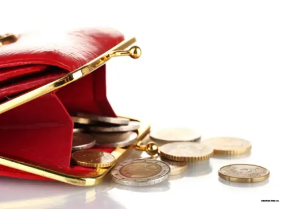 Portefeuille rouge ouvert avec des pièces tombant. Les ald inconvénients de la gestion de l'argent liquide.