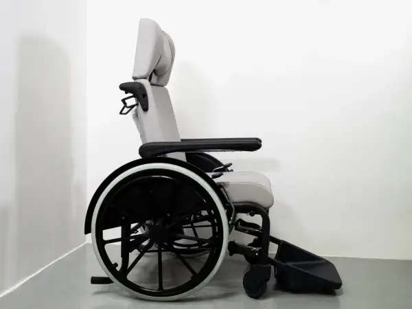 Fauteuil releveur électrique gris, remboursé par la sécurité sociale, pour un confort optimal et une aide à la mobilité.